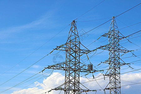 高压电线对着蓝天的柱子 清洁能源电气网络能量建造变压器传播技术精力蓝色金属图片