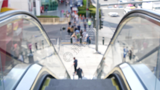 通过自动扶梯的透视图 在美国拉斯维加斯大道的道路交叉口人行横道上散焦的无法辨认的人群 拥挤的市中心人行道上匿名模糊的行人路口玻璃图片