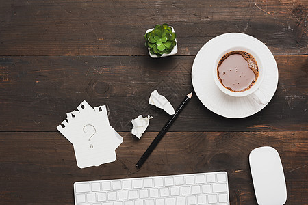 白色无线键盘和木制棕色桌上咖啡杯高架工作植物老鼠职场桌子商业解决方案咖啡桌面图片