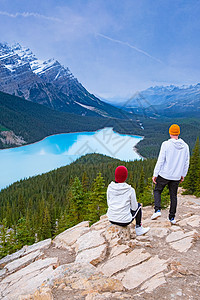在加拿大班夫国家公园的Peyto松石湖 作为狐狸头领的山区湖在游客中很受欢迎全景远足国家男人蓝晶岩石冰川晴天天线假期图片