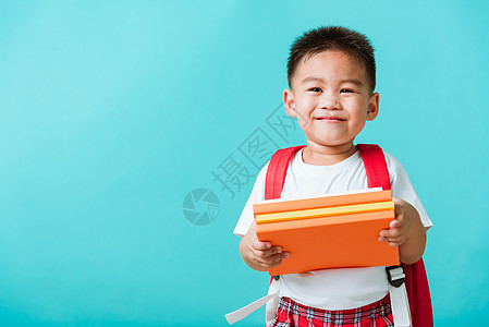 学前幼儿园有书和书包的小孩男性女学生学习孩子们班级孩子蓝色背包教育学校图片