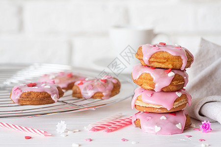 心形甜甜甜甜甜圈 有草莓玻璃情人节概念礼物甜点甜甜圈庆典早餐面包糖果巧克力面团假期图片