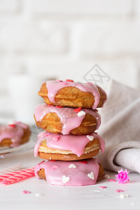 心形甜甜甜甜甜圈 有草莓玻璃情人节概念庆典糕点早餐蛋糕面团假期巧克力糖果面包礼物图片