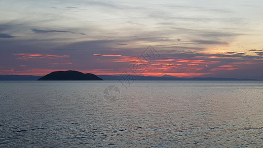 的日落码头太阳阳光海景阴影地平线天空反射海洋海浪图片