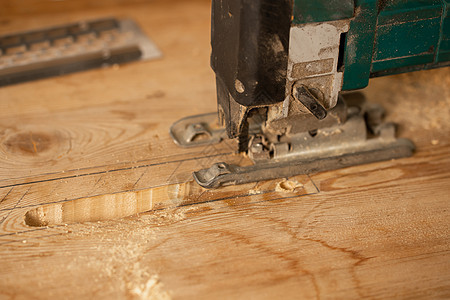 木制加工 用电锯砍木板的人工匠木工木材力量男性工具跳汰机工作材料职业图片