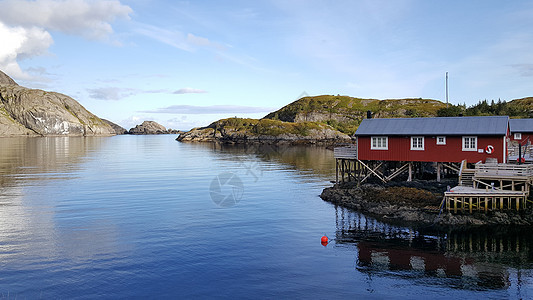 Nusfjord的红木木屋房子渔村木头码头反射假期红色风景自然岩石图片