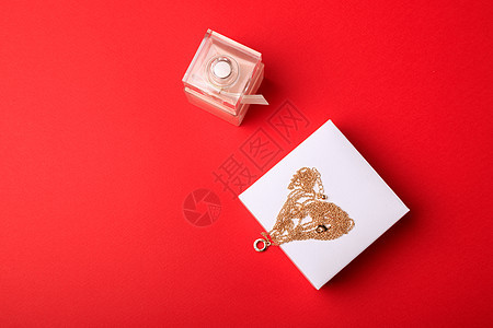 情人节 香水和一盒红色背面有链子的盒子金属首饰珠宝祝贺吊坠展示情人奢华金子心形图片