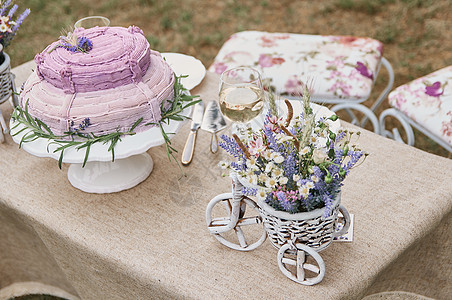 披着亚麻布的桌子上的婚礼蛋糕风格奢华乡村婚姻餐厅派对烹饪美食奶油盘子图片