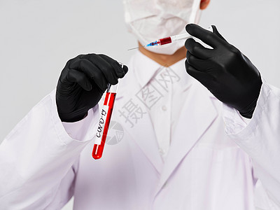 配有血液分析针筒研究实验室的黑色黑手套测试管图片