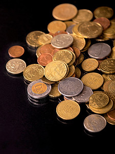 黑纸上用不同的国家硬币比较堆叠金融财富爱好储蓄交换投资背景活动宝藏货币图片
