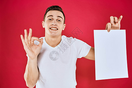 男子持有白纸 复制办公办公室特配红色背景衬衫广告牌快乐男人商业成人人士成功卡片男性图片