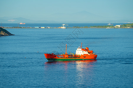 与城市海岸线的景象相近地平线旅行旅游水面海洋水运船舶支撑地标景观图片