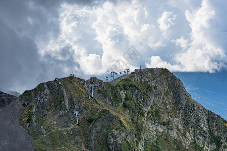 克拉斯那亚波拉纳山坡的山脉风景旅行山腰城市索道森林公寓景观电缆玫瑰花运输图片