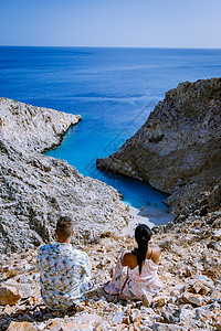 希腊克里特的美丽海滩 叫做塞坦利马尼亚游客天线假期中年岩石男人石头夫妻蓝色旅行图片
