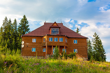 Karpaty山中美丽的村庄夏季风景卡帕蒂山住宅场景爬坡建筑学顶峰别墅木头国家乡村天线图片