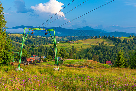 山丘夏季景色和滑雪旅游者乘电梯的升降机旅游椅子森林闲暇旅行缆车运输索道天空娱乐图片