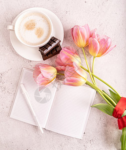 杯咖啡 笔记本和粉红色郁金香 大理石背景的顶部视图拿铁咖啡店假期礼物饮料花束食物卡片女士早餐图片