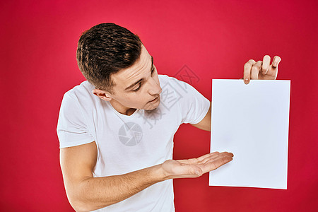 男子持有白纸 复制办公办公室特配红色背景男人成功成人广告牌广告标语微笑商务快乐卡片图片