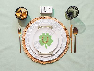 圣帕特里克日背景桌面马蹄铁盘子平铺庆典宴会设置三叶草环境桌布图片