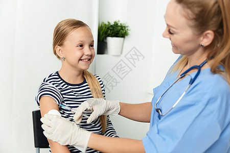 在医院保健护理中 在婴儿的手臂上注射妇科医生注射;共同接种疫苗图片