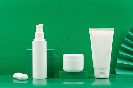 一套有机化妆品产品 在绿色背景下用于皮肤护理的 有天然成分的美容产品图片