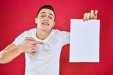 男子持有白纸 复制办公办公室特配红色背景标语男性卡片成人推介会人士衬衫工作室广告成功图片
