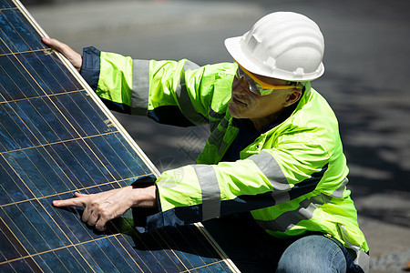 维护工程师 太阳能系统工程师对太阳能电池板进行分析工作技术员技术男人环境创新工厂光伏电气职业图片