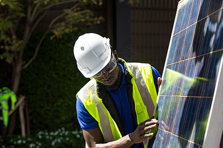 维护工程师 太阳能系统工程师对太阳能电池板进行分析力量检查车站工厂细胞工人控制板商业面板职业图片