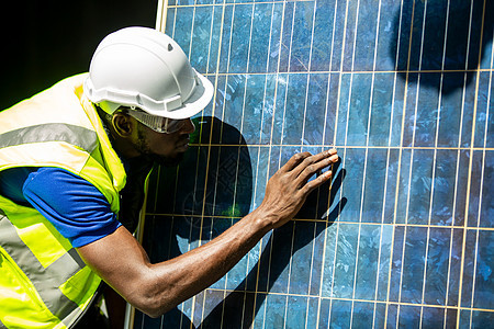 维护工程师 太阳能系统工程师对太阳能电池板进行分析蓝色发电机面板电气环境电工维修检查光伏工程图片