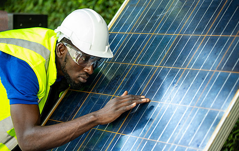 维护工程师 太阳能系统工程师对太阳能电池板进行分析工作工厂蓝色生态安装商业职业技术男人活力图片