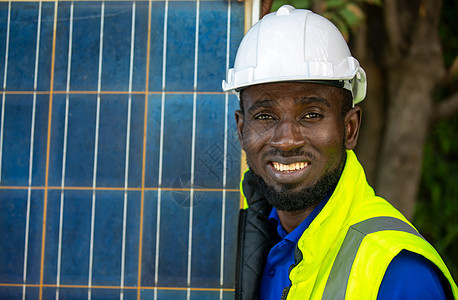 维护工程师 太阳能系统工程师对太阳能电池板进行分析安全电气男人蓝色植物商业检查面板电工技术员图片