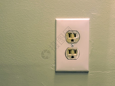 白色的电墙插座 两个插座挂在绿漆墙上房间插头活力力量技术电子电压粮食酿酒电缆图片