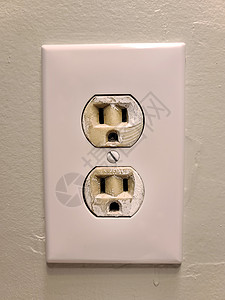 白色的电墙插座 两个插座挂在绿漆墙上粮食力量活力电缆插头技术壁纸电气电压塑料图片