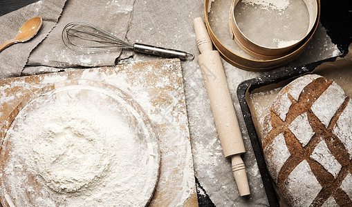 白麦面粉加在圆木板上地面棕色漏斗擀面杖食物糕点白色烹饪粉末面包图片