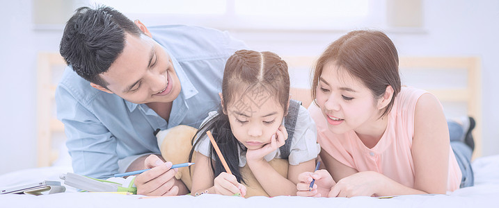 亚洲家庭快乐地微笑 在家床上放松下来女士乐趣父母母亲房间绘画幼儿园教育妈妈学校图片