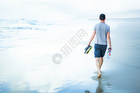 青年男子步行福利海岸天堂蓝色海洋支撑假期冥想乐趣地平线图片