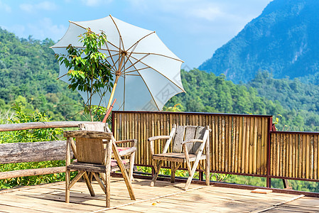 在泰国清迈山区 以自然观观观的观光旅游放松木质椅子图片
