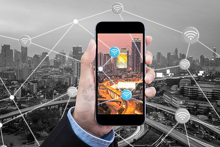 女商务人士正在智能城市中使用智能手机连接互联网 智能技术物联网和智能城市概念的优雅设计图片