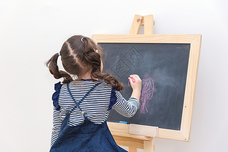 快乐的亚洲女孩在黑板上画带粉笔的漫画 在家学习童年乐趣幼儿园绘画卡通片学校家庭作业刷子家庭孩子图片
