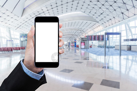 聪明的商业女性在背景中展示带有空白白屏和模糊国际机场的智能手机 优雅的设计与技术和旅游交通概念的复制空间图片