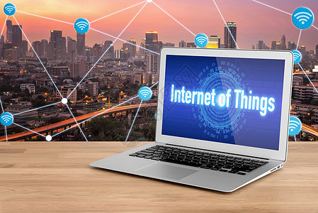 笔记本电脑在屏幕上显示物联网技术 背景为 wifi 连接的智能城市 智能城市和智能技术物联网概念的照片设计图片