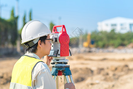 建筑工程师检查新基础设施建设项目的施工现场领班建筑工人土地工程师蓝图头盔承包商工程职场团队图片