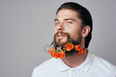 穿着白衬衫鲜花的优雅男人 长胡子装饰情绪感官工作室光背景植物玫瑰情感风格展示假期庆典男朋友礼物花束图片