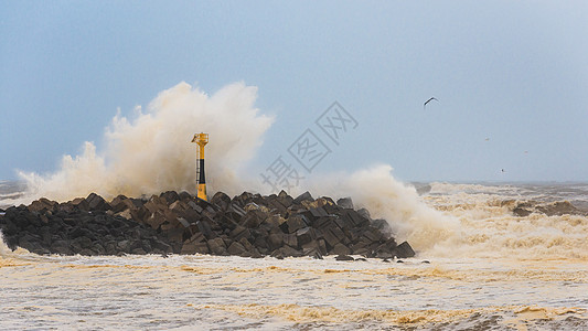 法国大西洋海岸的暴风雨和大浪破浪图片