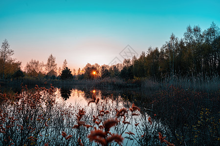 湖上满是反射水面的日落 在多彩色彩的心情中图片
