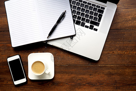 咖啡和记事本与技术工作室电脑桌面设计师白色键盘空白笔记本桌子图片
