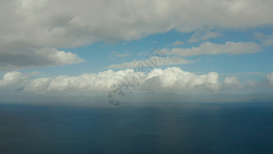 海景 蓝海 有云和岛屿的天空波纹海面地平线理念假期蓝色鸟瞰图旅行天线水面图片