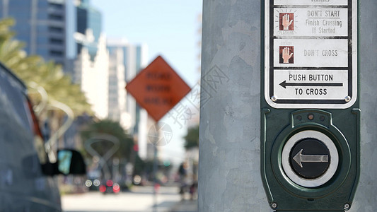 人行横道上的红绿灯按钮 人们不得不推等 美国公共安全交通规则和条例 加利福尼亚州圣地亚哥道路交叉口的斑马街路面危险运输标志人行道图片
