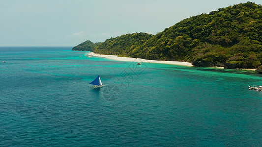 在蓝海航行的船 菲律宾波拉凯岛闲暇海浪海洋沙滩热带血管旅游运输假期珊瑚礁图片