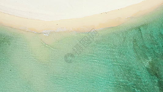 柔软美丽的海浪在沙滩上 背景图片